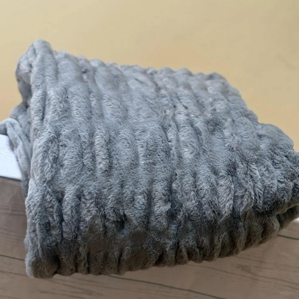 Luxurious Faux Fur Throw Blanket in Gray